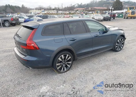 2022 Volvo V60 Cross Country T5 z USA, uszkodzony, nr VIN YV4102WK5N1086364